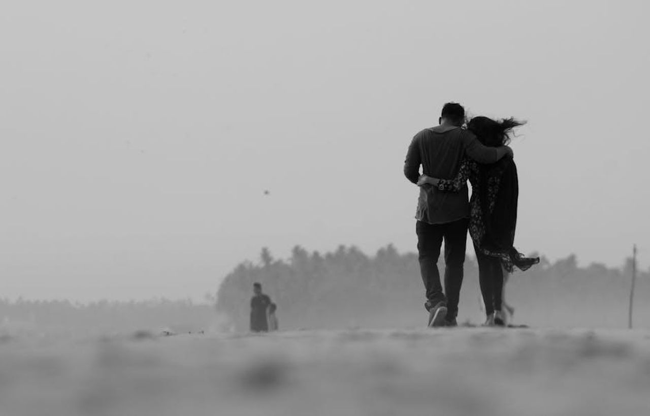 Danny_Jones_e_la_moglie_Georgia_rimarranno_insieme_7y97FYtKau - Confidenze24 Source: manu mangalassery - pexels - A romantic black and white shot of a couple walking arm in arm on a misty beach in Kochi, India.