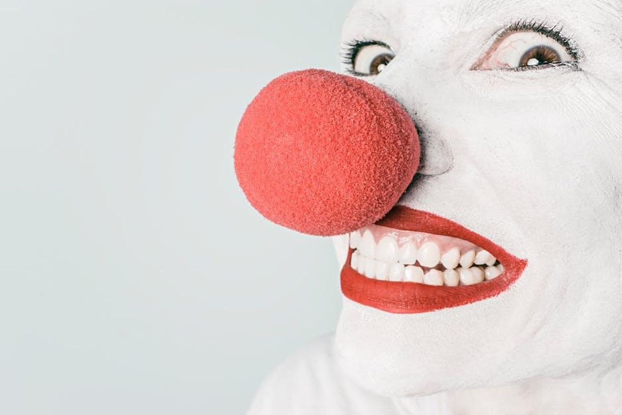 Danny_Jones_scherza_su_lasciare_la_moglie_Georgia_xK1CW1qWkM - Confidenze24 Source: Gratisography - pexels - Bright close-up of a clown's face with red nose and makeup, showcasing humor and joy.