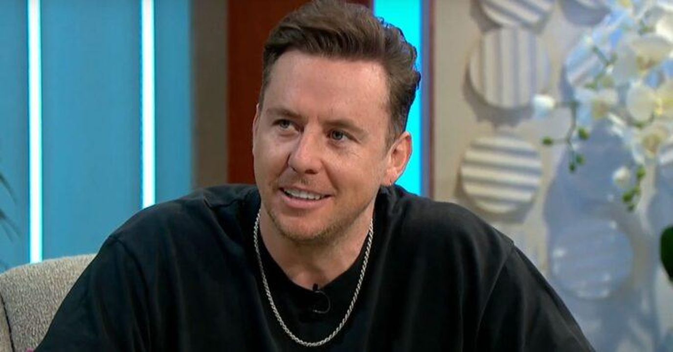 Danny_Jones_torna_sui_social_dopo_il_bacio_con_Maura_Higgins_zpLJKGjq62 - Confidenze24 Danny Jones torna sui social dopo il ‘bacio’ con Maura Higgins Danny Jones sorridente su Lorraine
