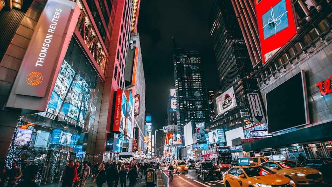 Danny_Reagan_Ha_Preso_un_Nuovo_Lavoro_CImjBa5jRG - Confidenze24 Source: Yuting Gao - pexels - Bustling evening scene in New York City's iconic Times Square, showcasing bright lights and lively atmosphere.