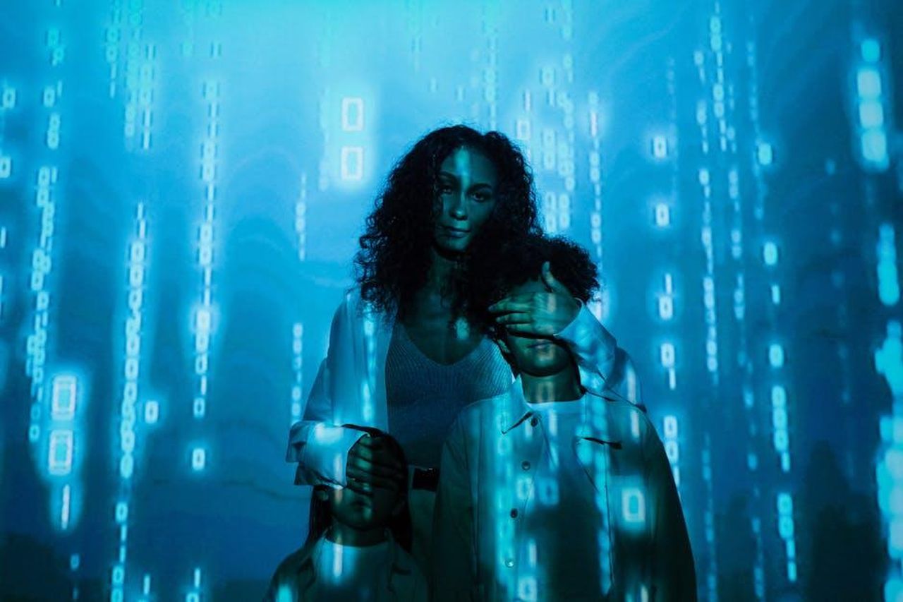 Danny_lotta_per_concentrarsi_su_pi_cose_k9A9gcH7B5 - Confidenze24 Source: Ron Lach - pexels - A family stands in digital blue light, symbolizing online privacy and security.