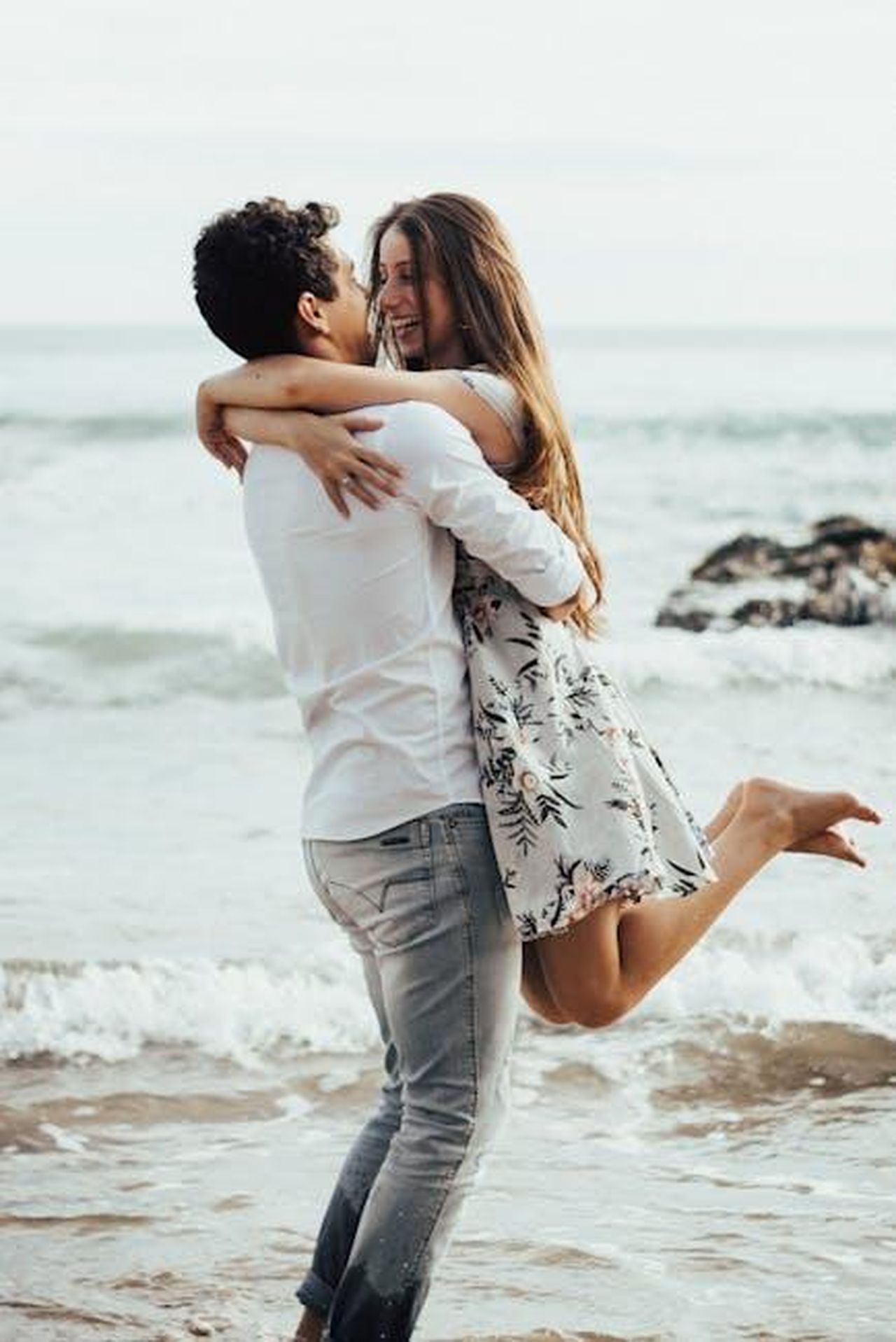 Danny_va_avanti_YAMCzLpJnF - Confidenze24 Source: Mateus Souza - pexels - Happy couple in love embracing on a sandy beach by the ocean.