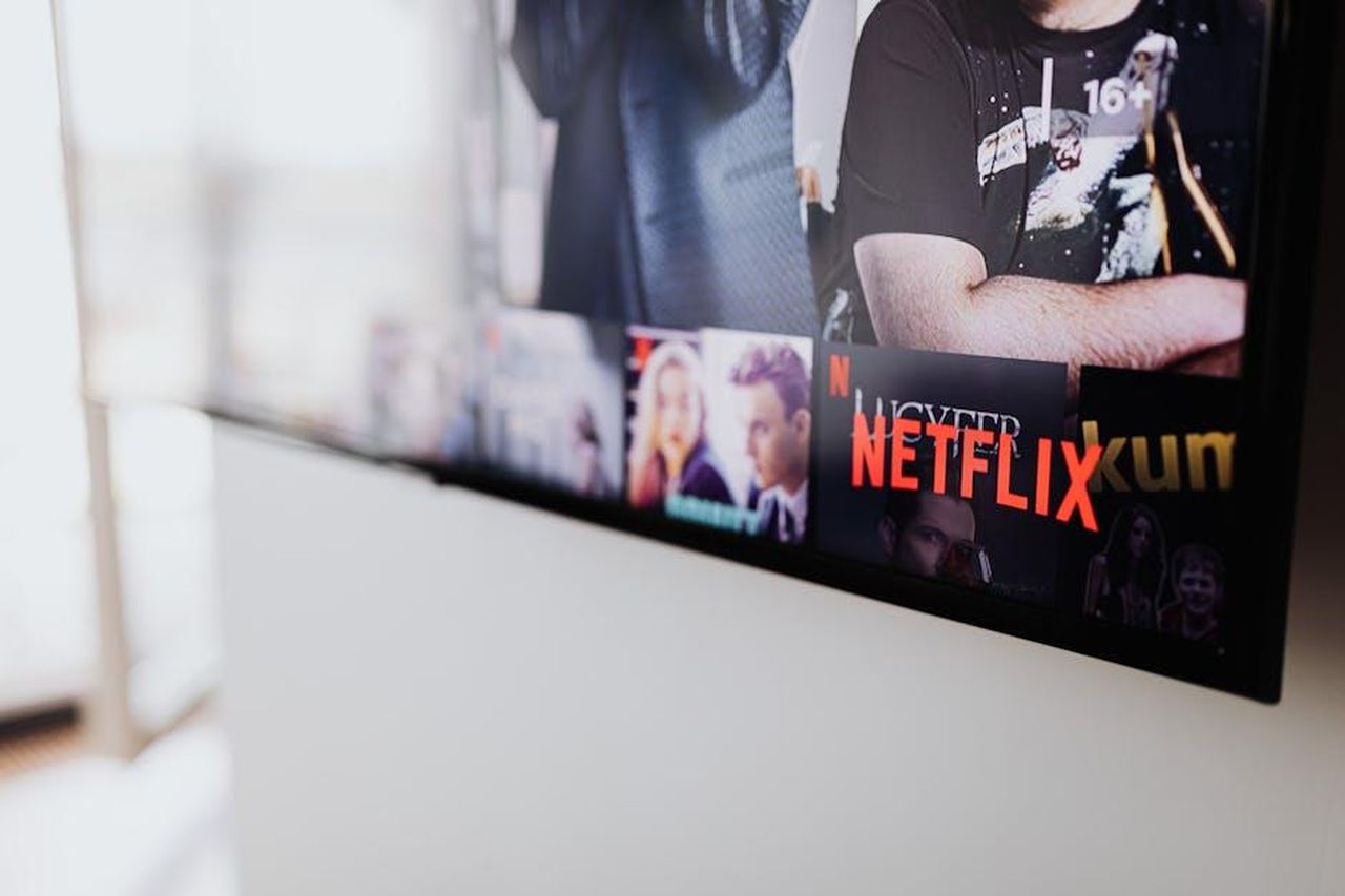 Data_di_Uscita_e_Trama_hWihAg8TwX - Confidenze24 Source: Photo By: Kaboompics.com - pexels - Selective focus of a Netflix screen on a smart TV in an indoor setting.