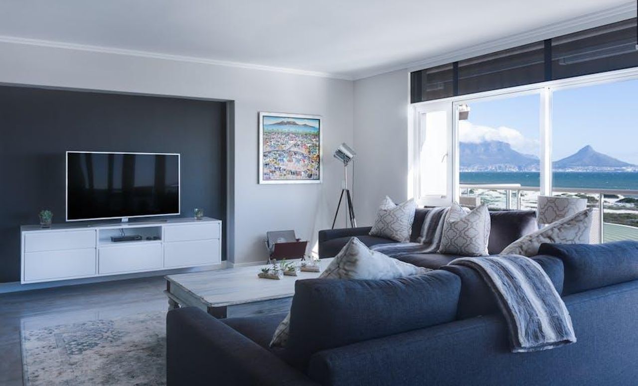 Dati_di_ascolto_e_successo_della_prima_stagione_7sLVoROKRO - Confidenze24 Source: Jean van der Meulen - pexels - Stylish living room with a view of Table Mountain, blending modern design with natural beauty.
