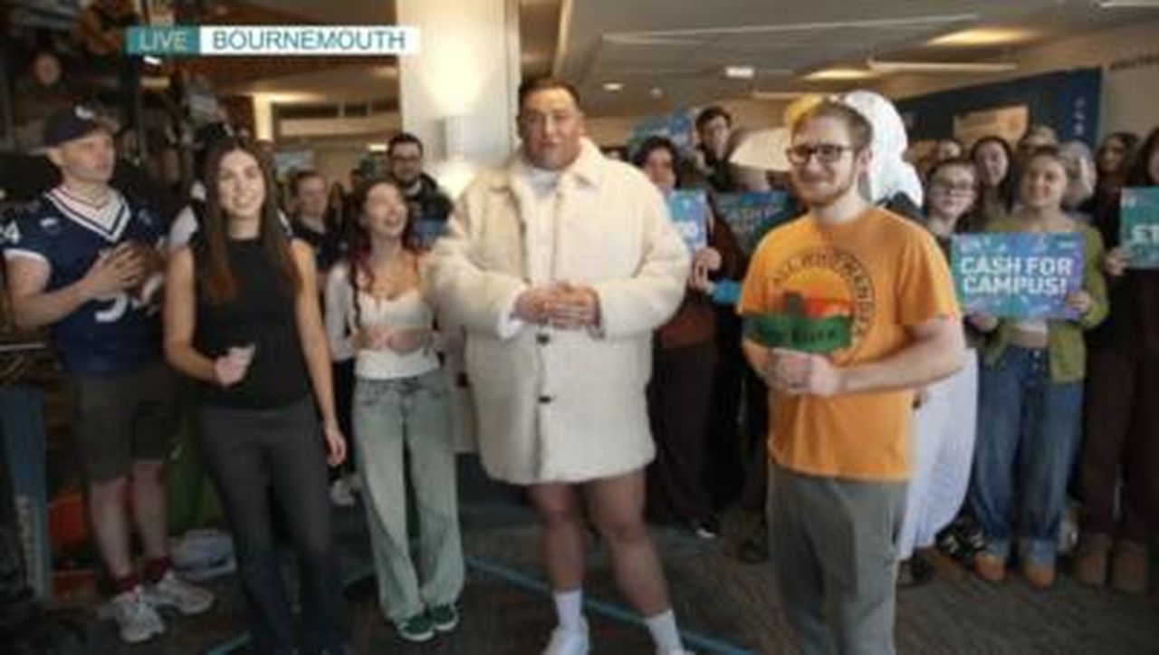 David_Potts_e_il_suo_outfit_controverso_5HBHzkTNxT - Confidenze24 Source: ITV - - David Potts in pantaloni corti su This Morning