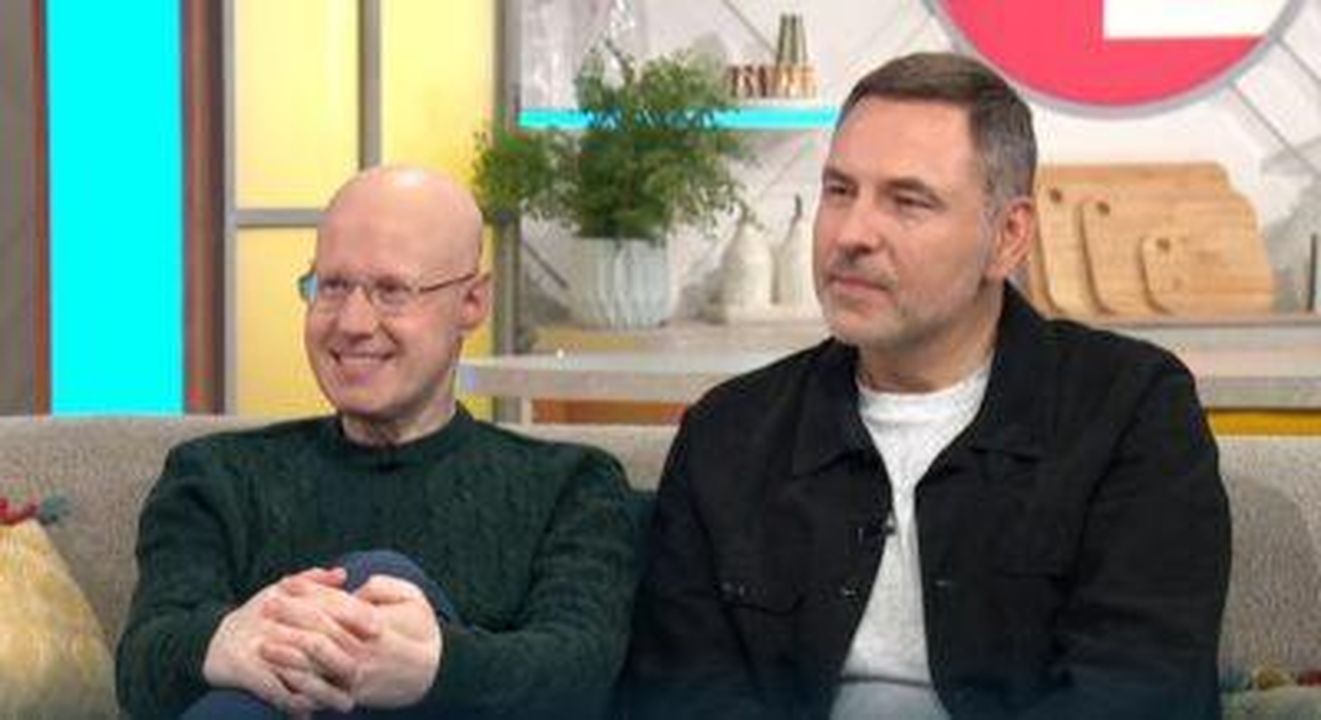 David_Walliams_e_Matt_Lucas_promuovono_il_nuovo_podcast_HazT7b1alH - Confidenze24 Source: ITV - - Matt e David hanno promosso il loro podcast su Lorraine