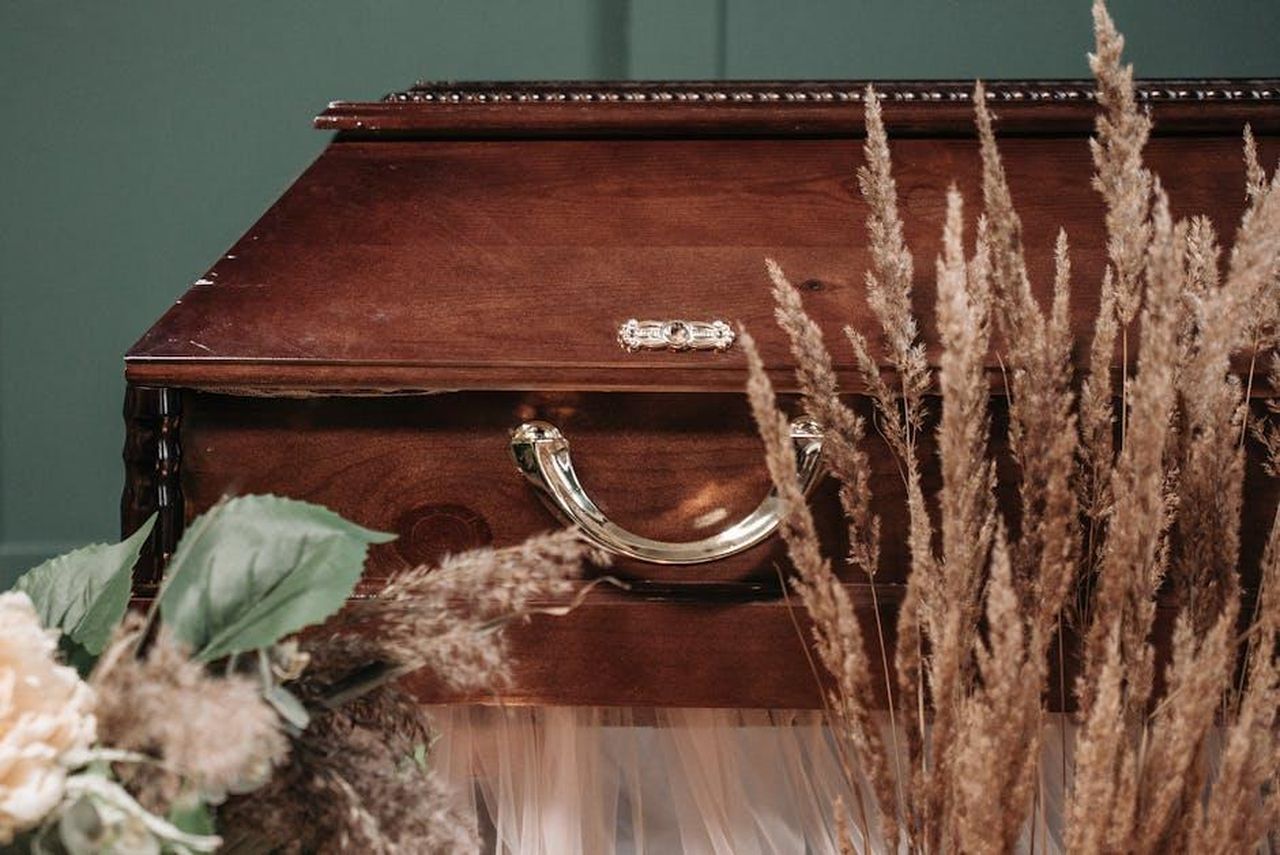 David_pianifica_la_sua_morte_in_Coronation_Street_hJh9XkCE7g - Confidenze24 Source: Pavel Danilyuk - pexels - A beautifully crafted wooden coffin adorned with dried flowers, evoking a serene and respectful atmosphere.