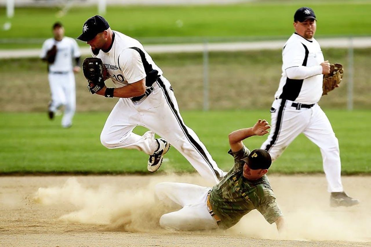David_potrebbe_sanguinare_a_morte_baZNeSDkq8 - Confidenze24 Source: Pixabay - pexels - Dynamic baseball scene capturing players in action with a dramatic slide on the field.