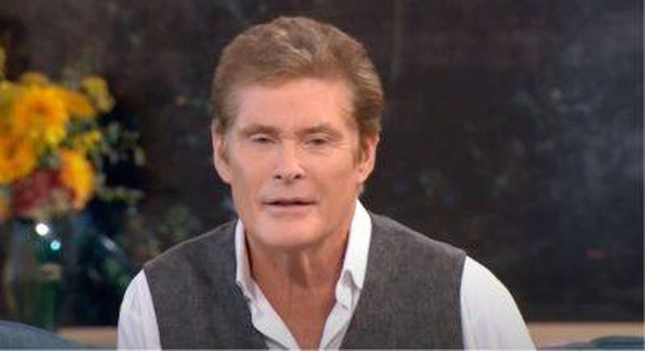 David_profondamente_rattristato_Gtyy0gdh48 - Confidenze24 Source: This Morning/YouTube - - David Hasselhoff indossa una camicia bianca e un gilet grigio