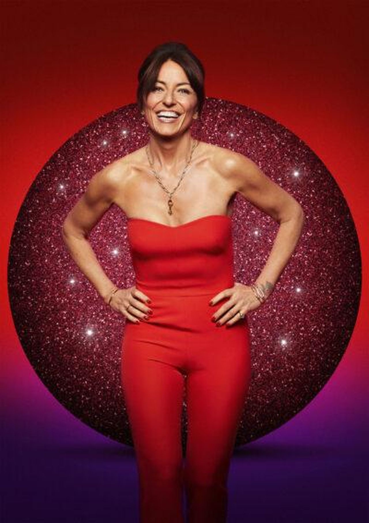 Davina_McCall_pronta_per_il_ritorno_in_TV_dopo_loperazione_al_tumore_MgYJuhDzZZ - Confidenze24 Source: BBC - - Davina McCall in una foto promozionale di Comic Relief