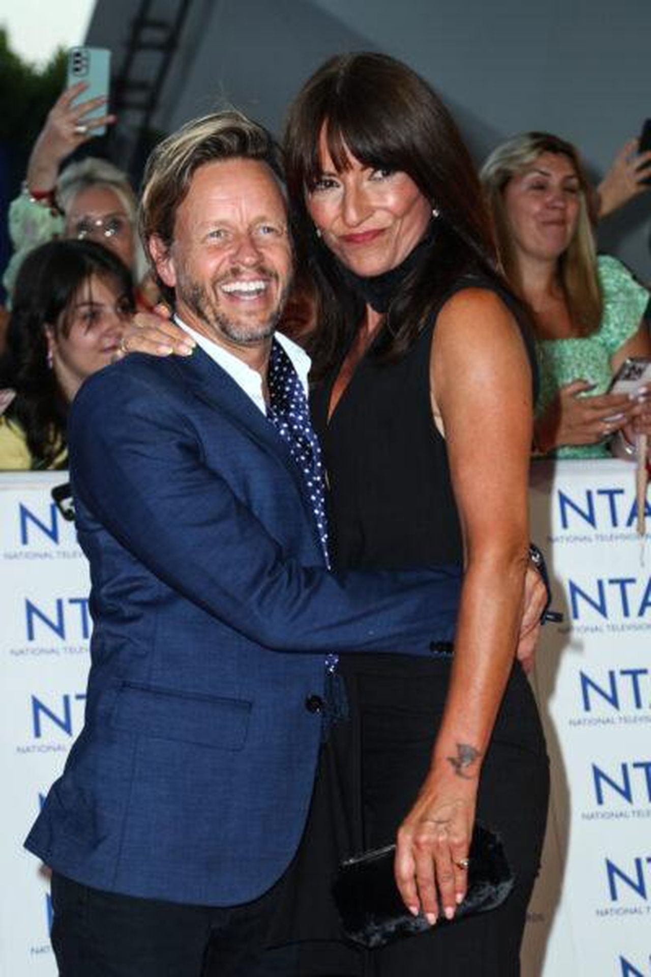 Davina_McCall_rivela_rabbia_verso_il_fidanzato_9hhhev2ljE - Confidenze24 Source: SplashNews.com - - Davina e il fidanzato sorridenti