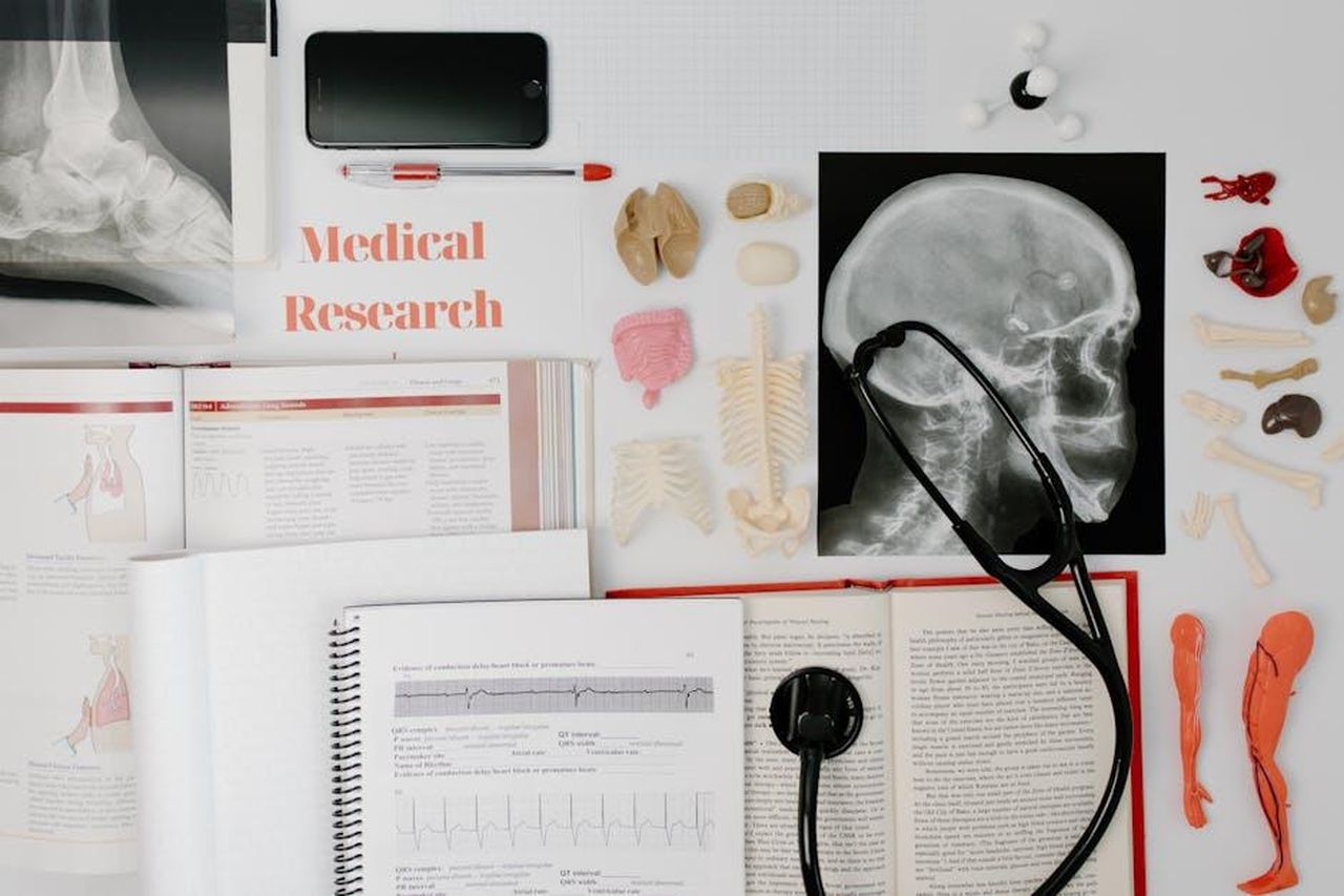 Davina_sulla_chirurgia_cerebrale_4i5UhKjKoE - Confidenze24 Source: Tara Winstead - pexels - Overhead view of medical research equipment and study materials including books, x-rays, and stethoscope.