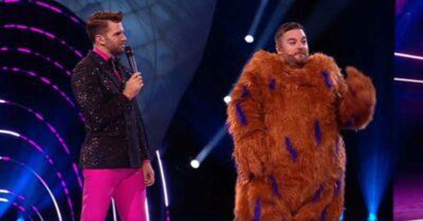 Deal_or_No_Deal_ritorna_per_un_episodio_speciale_di_Soccer_Aid_hsKJ8tgj48 - Confidenze24 Source: ITV - - Alex Brooker come Big Foot su The Masked Singer