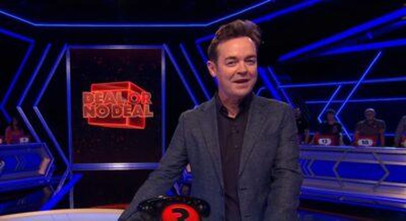 Deal_or_No_Deal_ritorna_per_un_episodio_speciale_di_Soccer_Aid_lN0sC18kO6 - Confidenze24 Source: ITV - - Stephen Mulhern sorridente su Deal Or No Deal