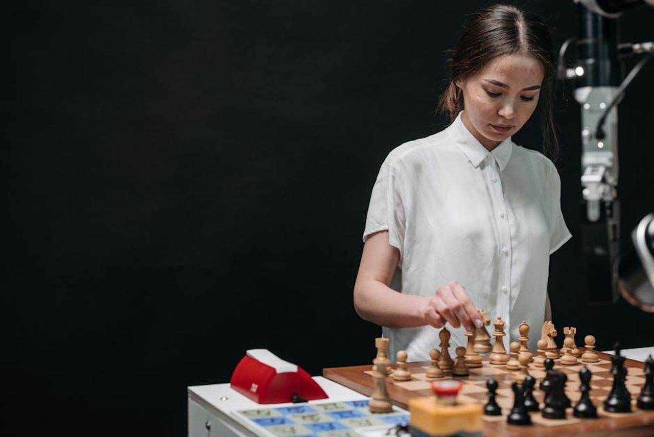 Decisioni_di_programmazione_di_CBS_e_futuro_di_Blue_Bloods_Wgd6vt8YoD - Confidenze24 Source: Pavel Danilyuk - pexels - A woman plays chess against an articulated robot, symbolizing AI and human collaboration.