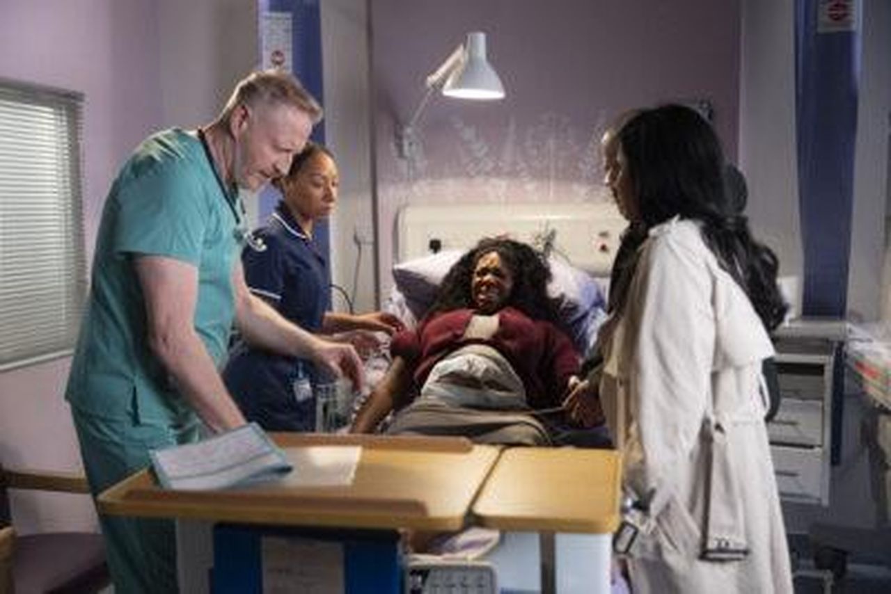 DeeDees_rushed_into_surgery_d57Nh4UNnn - Confidenze24 Source: ITV - - Dee-Dee è in dolore circondata da medici