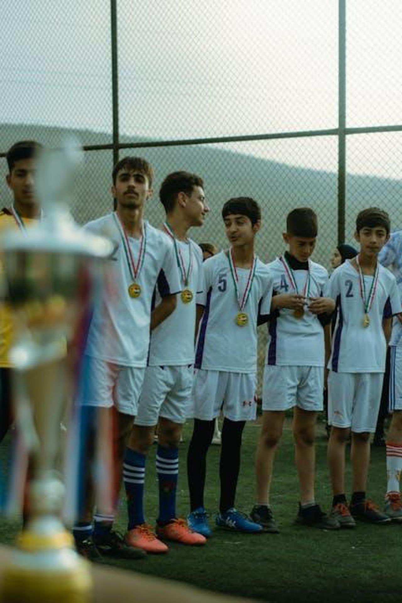 Demi_Moore_una_carriera_da_Oscar_xAdNKxI8dg - Confidenze24 Source: SIA Art - pexels - Teenage soccer team in Erbil celebrating victory with medals on outdoor field.