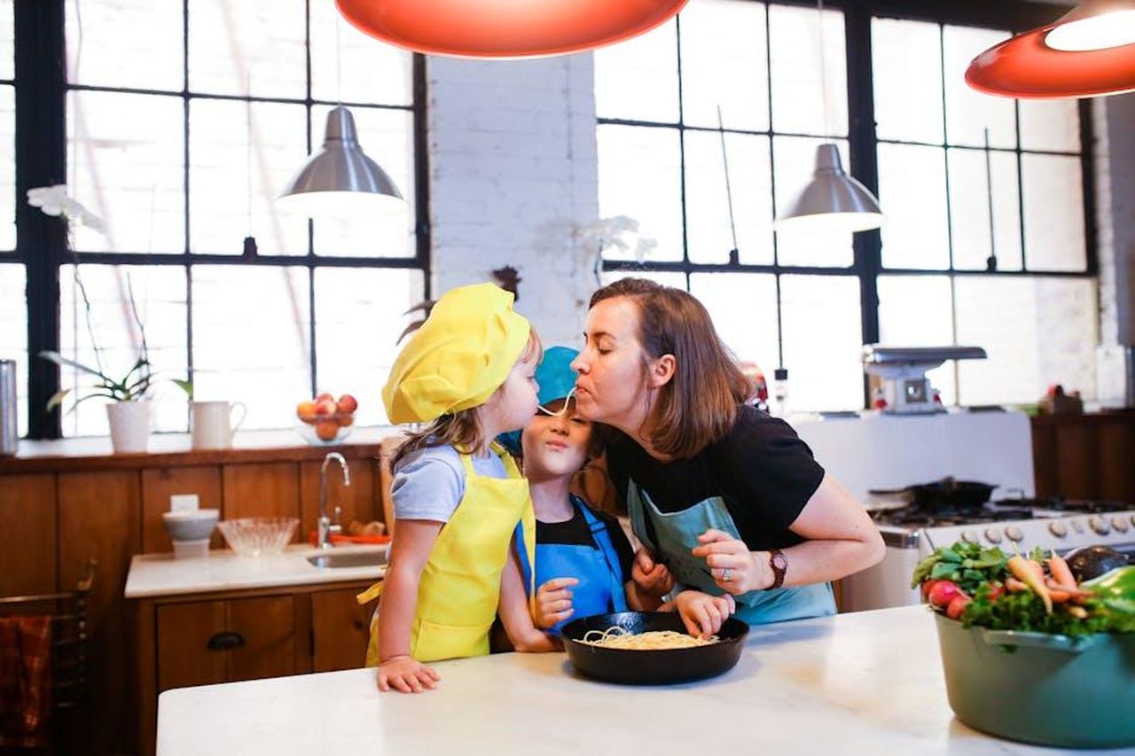 Denise_Richards_e_il_suo_nuovo_show_di_cucina_N5I4WFLwm9 - Confidenze24 Source: RDNE Stock project - pexels - Mother and children enjoy cooking and bonding in a sunny kitchen setting.