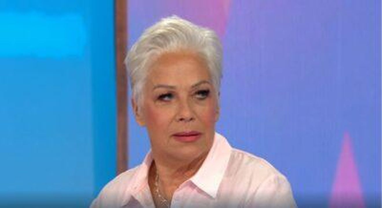 Denise_Welch_e_Kaye_Adams_si_scontrano_a_Loose_Women_qn8jSBSv42 - Confidenze24 Source: ITV - - Denise Welch a Loose Women