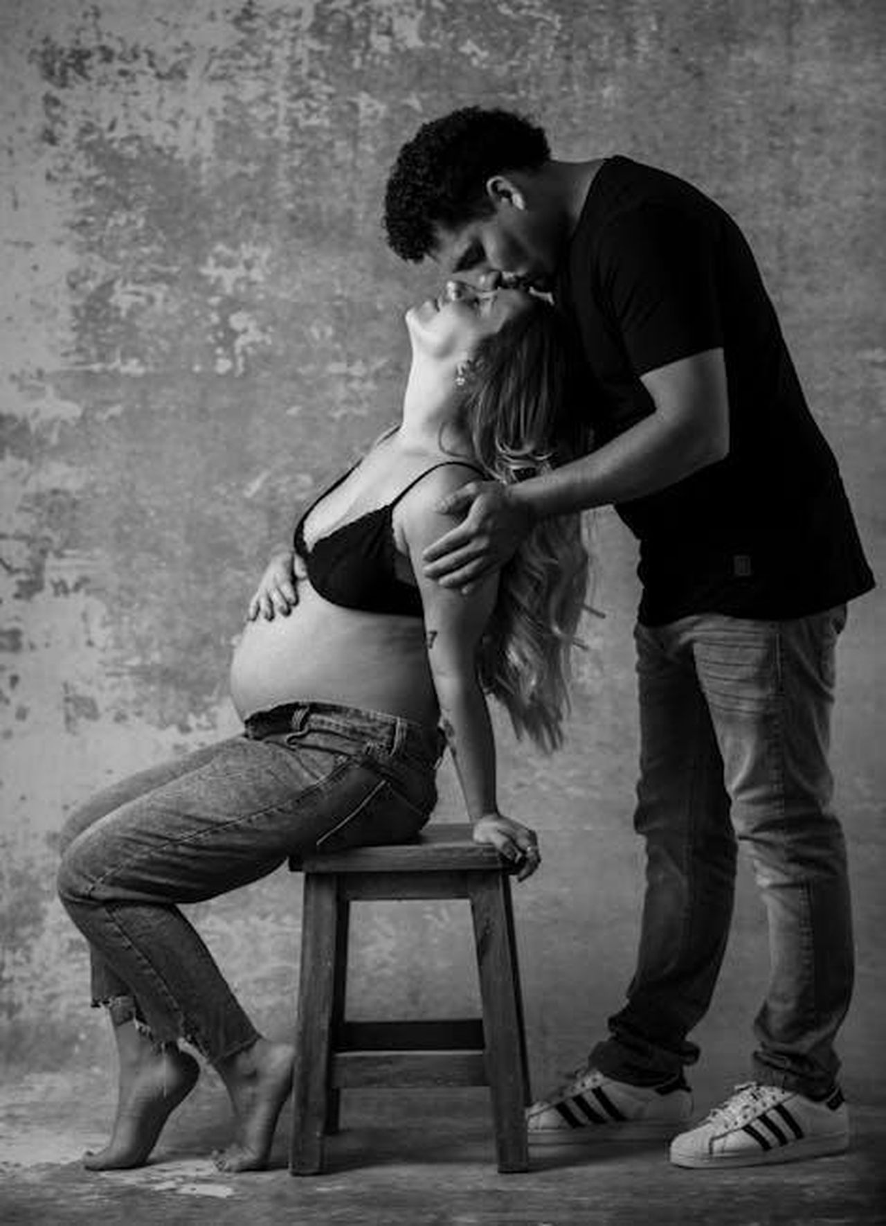 Desiderio_di_una_famiglia_con_Elliott_1K84l1tB8w - Confidenze24 Source: Natalia Olivera - pexels - Emotional black and white portrait of a pregnant couple sharing a tender moment.