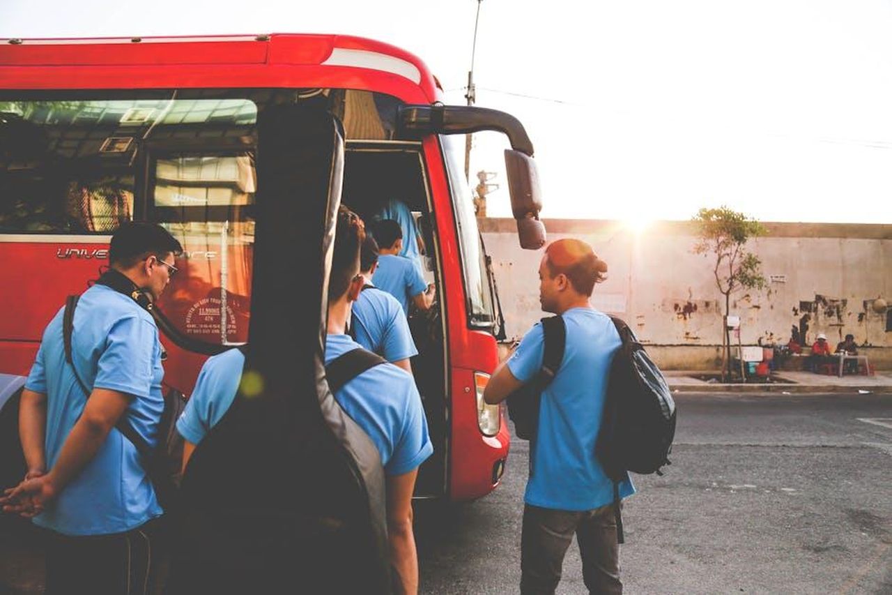 Dettagli_del_tour_Mayhem_Ball_tZngWlAaOo - Confidenze24 Source: Lê Minh - pexels - Musicians boarding a red bus in Tân Bình, Hồ Chí Minh City during sunrise. A lively street scene.