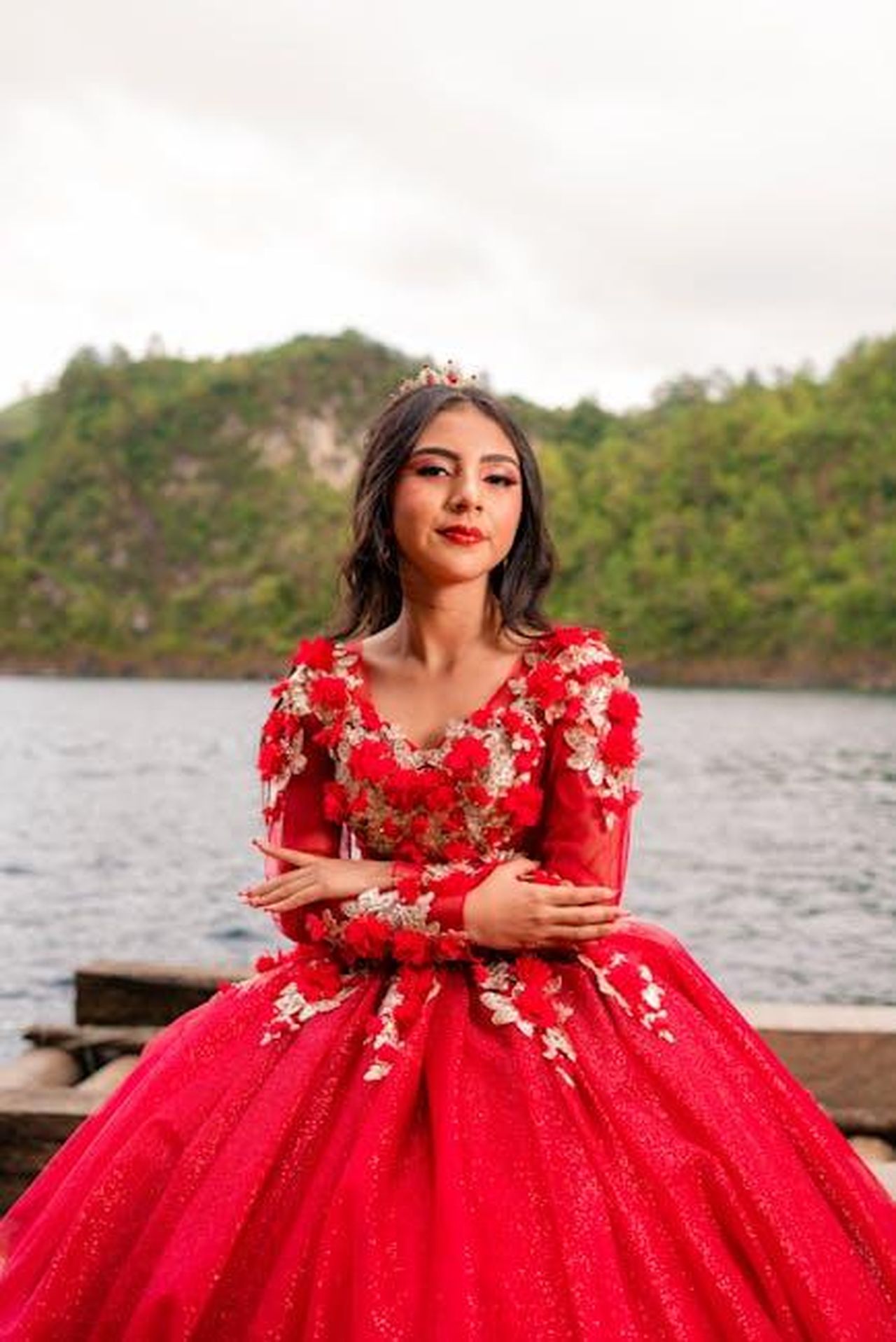 Dettagli_della_promozione_Anthropologie_y5rmfmDNJb - Confidenze24 Source: eduardo199o9 - pexels - Woman in a stunning red gown poses by a lake with scenic backdrop.