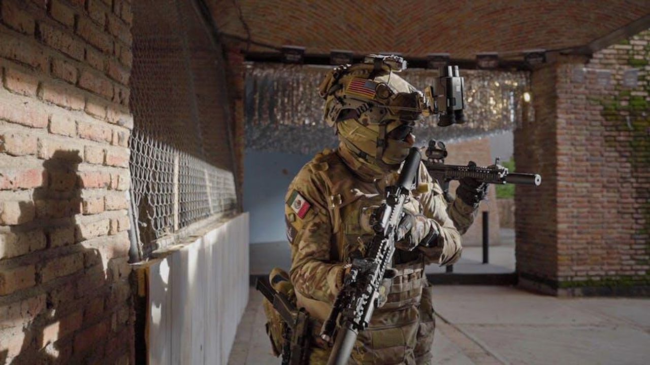 Dettagli_sul_Finale_Missione_Finale_e_Ritorno_alla_Base_UjEMuySyy1 - Confidenze24 Source: Amar Preciado - pexels - A soldier in tactical gear with firearms in an urban environment, showcasing military readiness.
