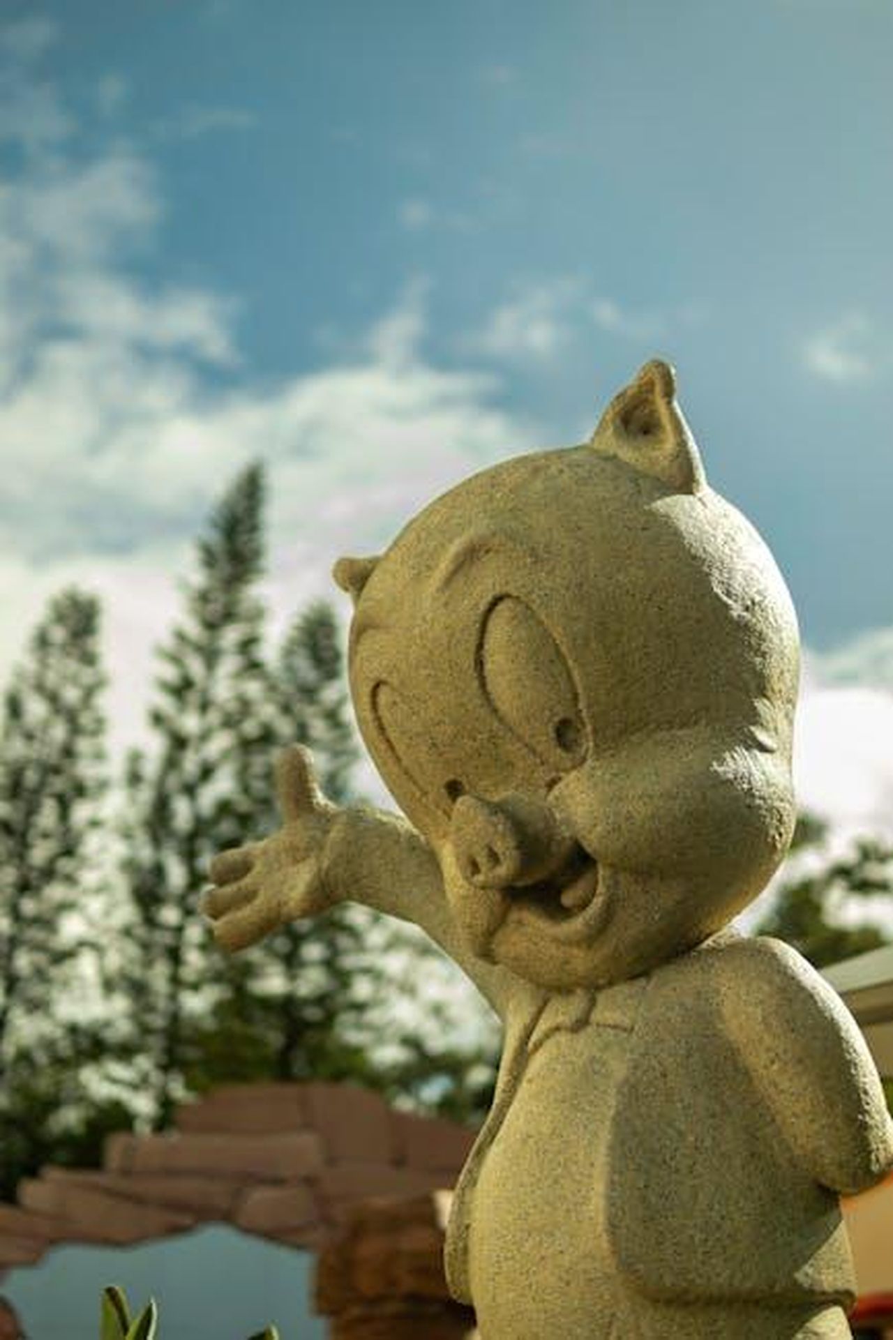 Dettagli_sul_nuovo_film_di_Jesse_Stone_FrwXmRrii9 - Confidenze24 Source: Nate Biddle - pexels - Stone cartoon statue in a Gold Coast theme park on a sunny day.