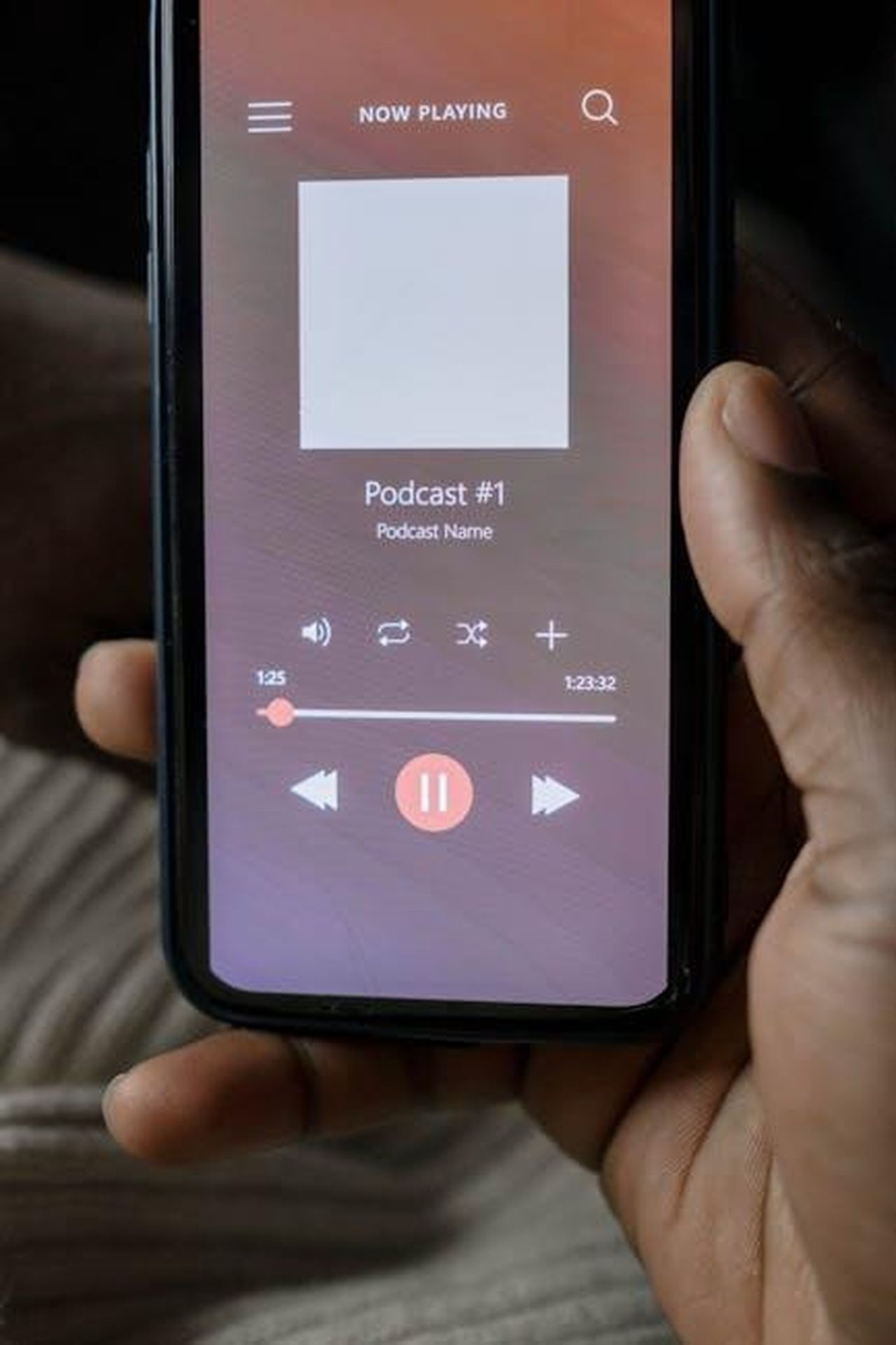 Dettagli_sul_prossimo_episodio_di_Watson_TrnI0zmcA1 - Confidenze24 Source: cottonbro studio - pexels - Close-up of a hand holding a smartphone playing a podcast.