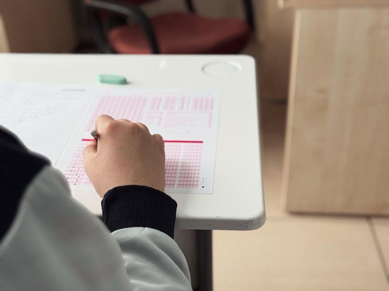 Dettagli_sul_test_psichiatrico_di_Wendy_FGqsmEAJZe - Confidenze24 Source: SNDRF . - pexels - Close-up of student answering a test in a classroom environment.