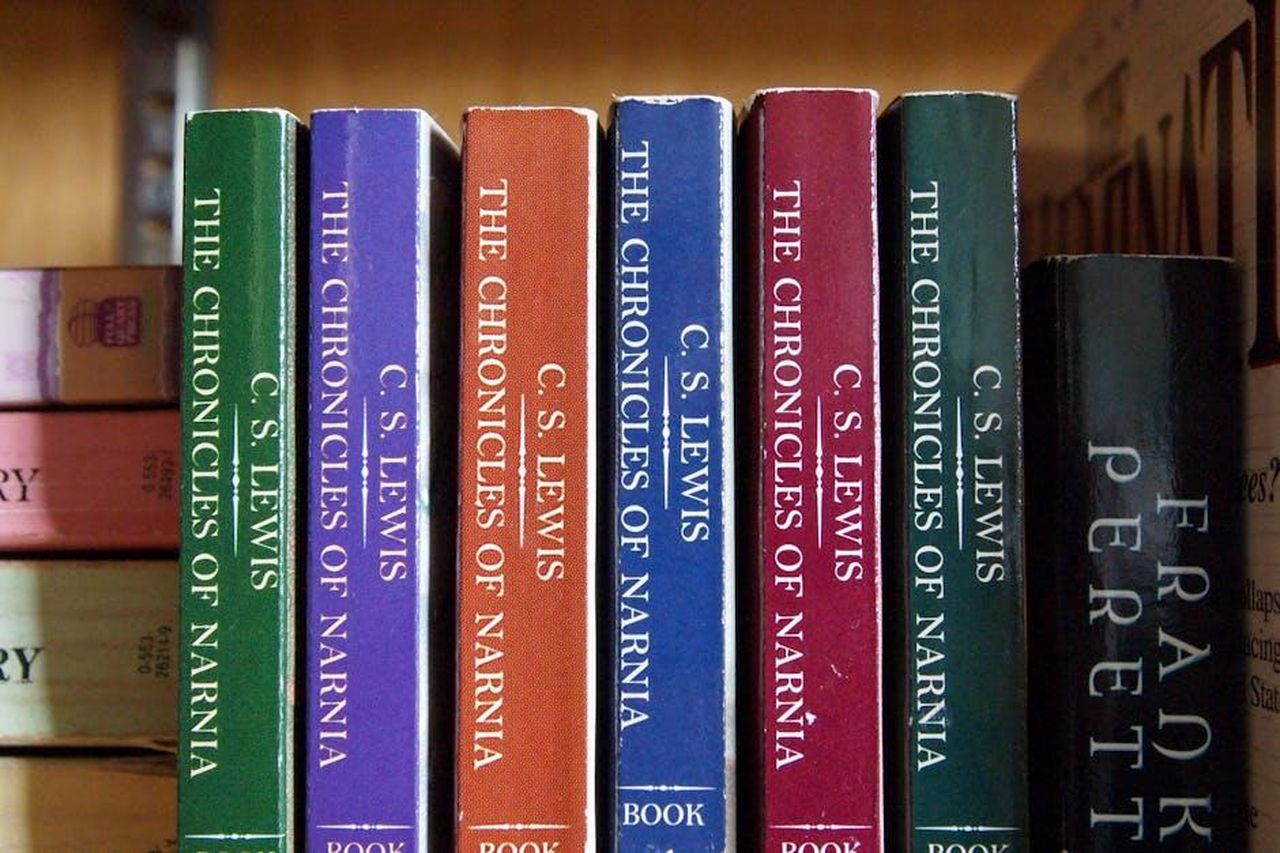 Dettagli_sulla_Nuova_Serie_Hnobs6jQ5s - Confidenze24 Source: Pixabay - pexels - Rows of C.S. Lewis's 'The Chronicles of Narnia' books on a shelf, vibrant and inviting.