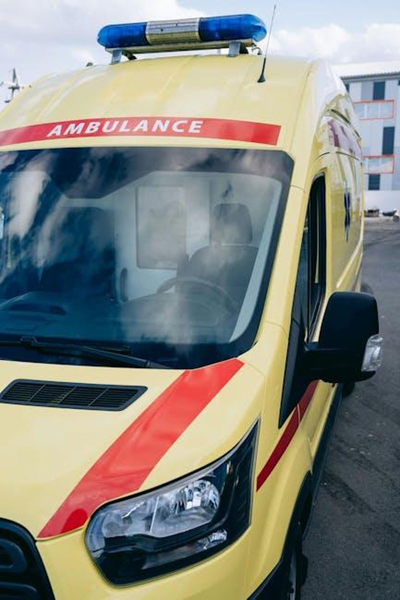 Dettagli_sulla_chiamata_di_emergenza_di_Betsy_F4W0QmLIxE - Confidenze24 Source: Mikhail Nilov - pexels - A yellow ambulance vehicle parked in an urban area, showcasing emergency readiness.