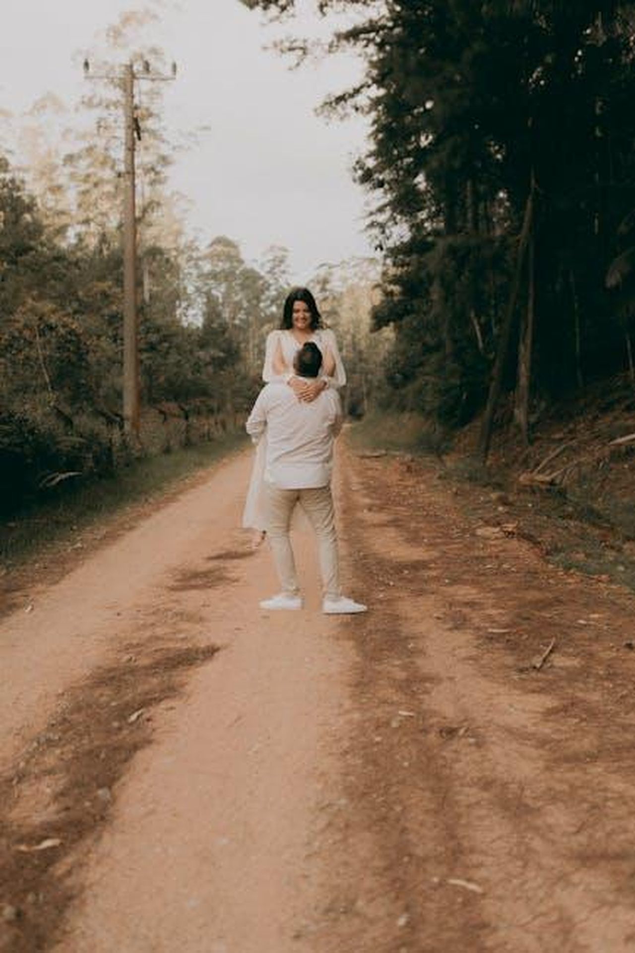 Dettagli_sulla_relazione_e_lapprovazione_delle_famiglie_8liyk1mbbt - Confidenze24 Source: Alexander Mass - pexels - Couple embracing on a scenic forest trail during the day.