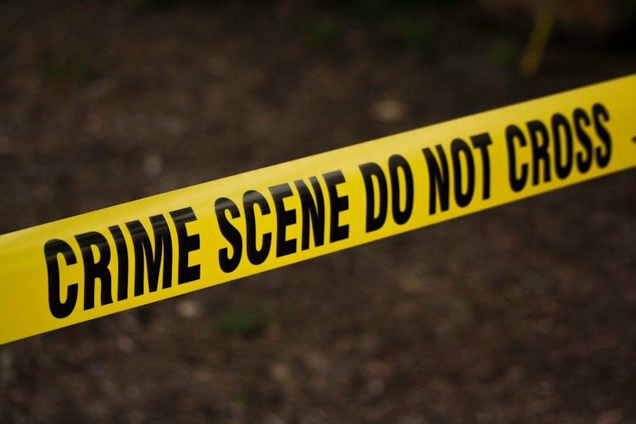 Dettagli_sulla_sparatoria_e_le_indagini_in_corso_1rRKavAYCH - Confidenze24 Source: kat wilcox - pexels - Close-up of crime scene tape with 'Do Not Cross' text, outdoors setting.
