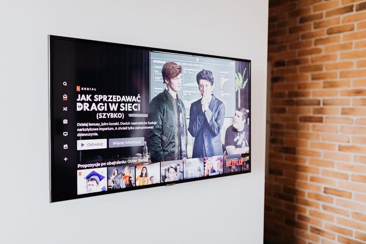 Dettagli_sulla_trama_e_il_personaggio_di_Cindy_iWx5H3GGyV - Confidenze24 Source: Photo By: Kaboompics.com - pexels - Smart TV displaying streaming content in modern living room setting with exposed brick wall.