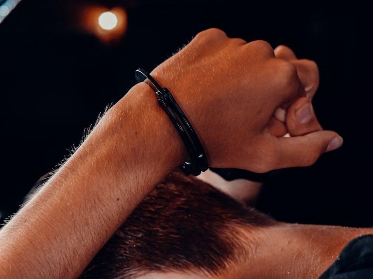 Dettagli_sullarresto_di_Victoria_Goodwin_rYcswjm2OG - Confidenze24 Source: Kindel Media - pexels - A close-up of a hand in handcuffs against a dark background, depicting a concept of security and restraint.