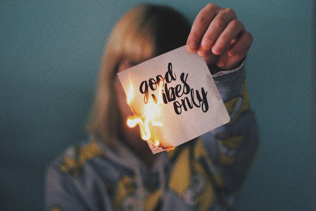 Devi_lasciarli_andare__ed__dannatamente_difficile_QRMwD79ZAq - Confidenze24 Source: Vickie Intili - pexels - Unrecognizable female showing burning paper with written inscription and bright flame on blurred background
