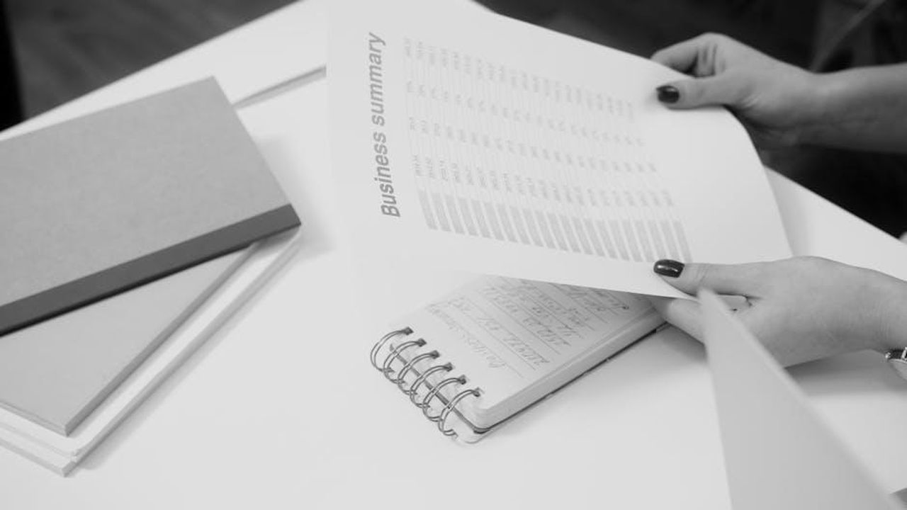 Di_cosa_parla_Verity_4wfzfC5p2c - Confidenze24 Source: Artem Podrez - pexels - Black and white image of a businesswoman reviewing a business summary on paper.