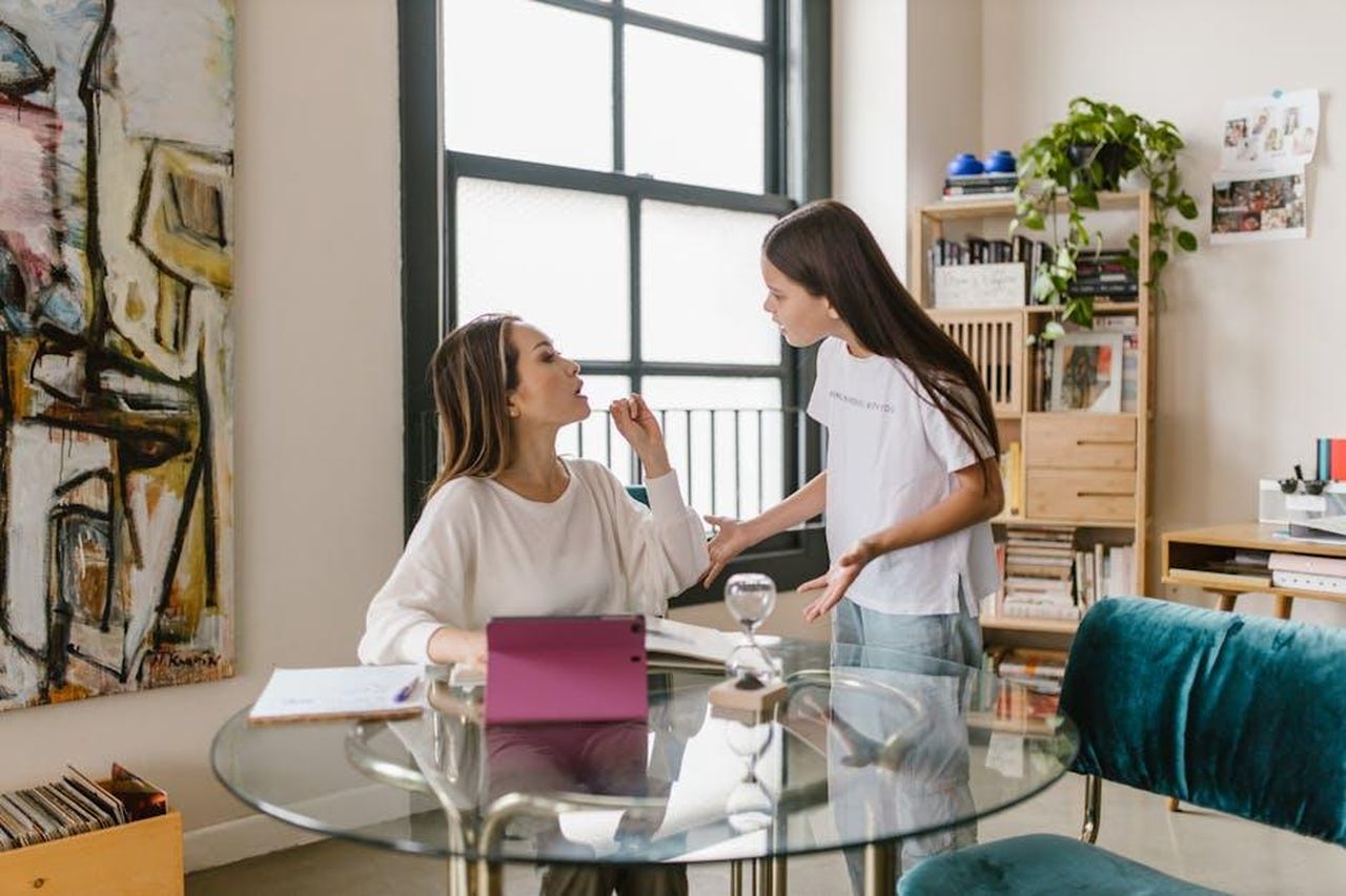 Di_cosa_tratterebbe_la_seconda_stagione_di_Adolescence_Iyk6S81mJY - Confidenze24 Source: RDNE Stock project - pexels - A mother and teenage daughter engage in a discussion at home, capturing family dynamics and emotions.