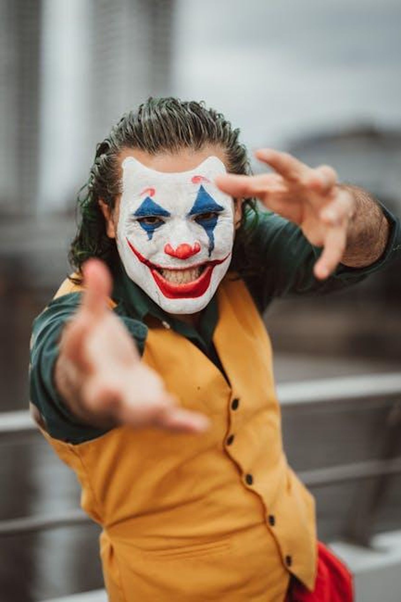 Dichiarazioni_di_CBS_e_Cedric_the_Entertainer_LxtCjm0oPN - Confidenze24 Source: Dante Burga - pexels - Cosplayer in iconic clown makeup posing energetically outdoors.