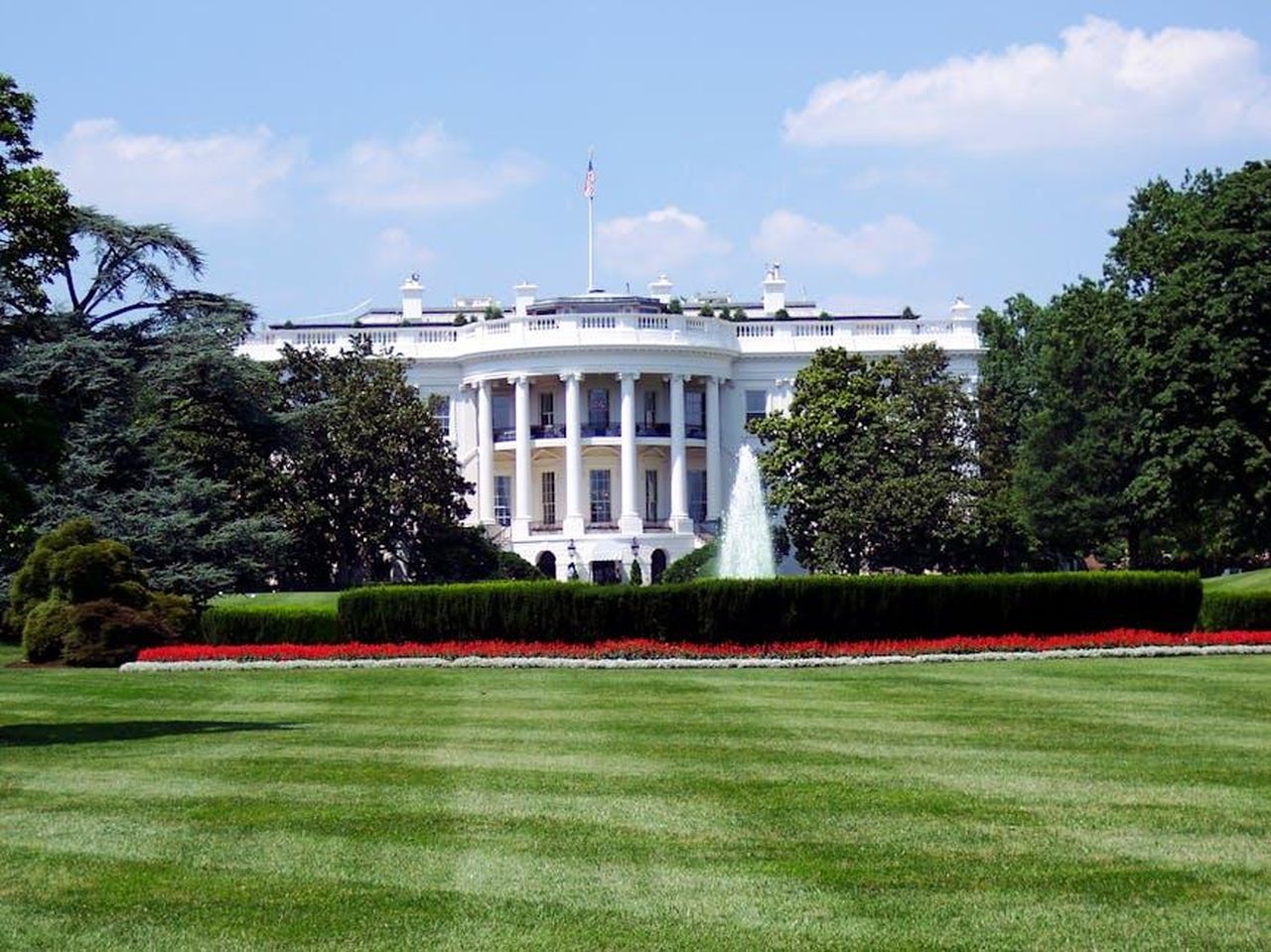 Difesa_pubblica_di_Hegseth_dalla_Casa_Bianca_FEt9gqI2z2 - Confidenze24 Source: Aaron Kittredge - pexels - Iconic view of the White House with lush gardens and a central fountain on a sunny day.