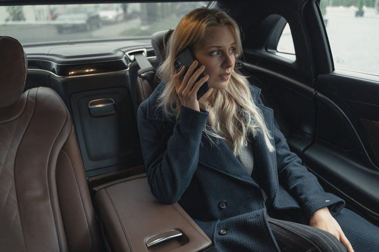Diventi_un_autista_a_tempo_pieno_14dnPWVEMQ - Confidenze24 Source: Tima Miroshnichenko - pexels - Young businesswoman talking on phone in a luxury car. Professional and confident.