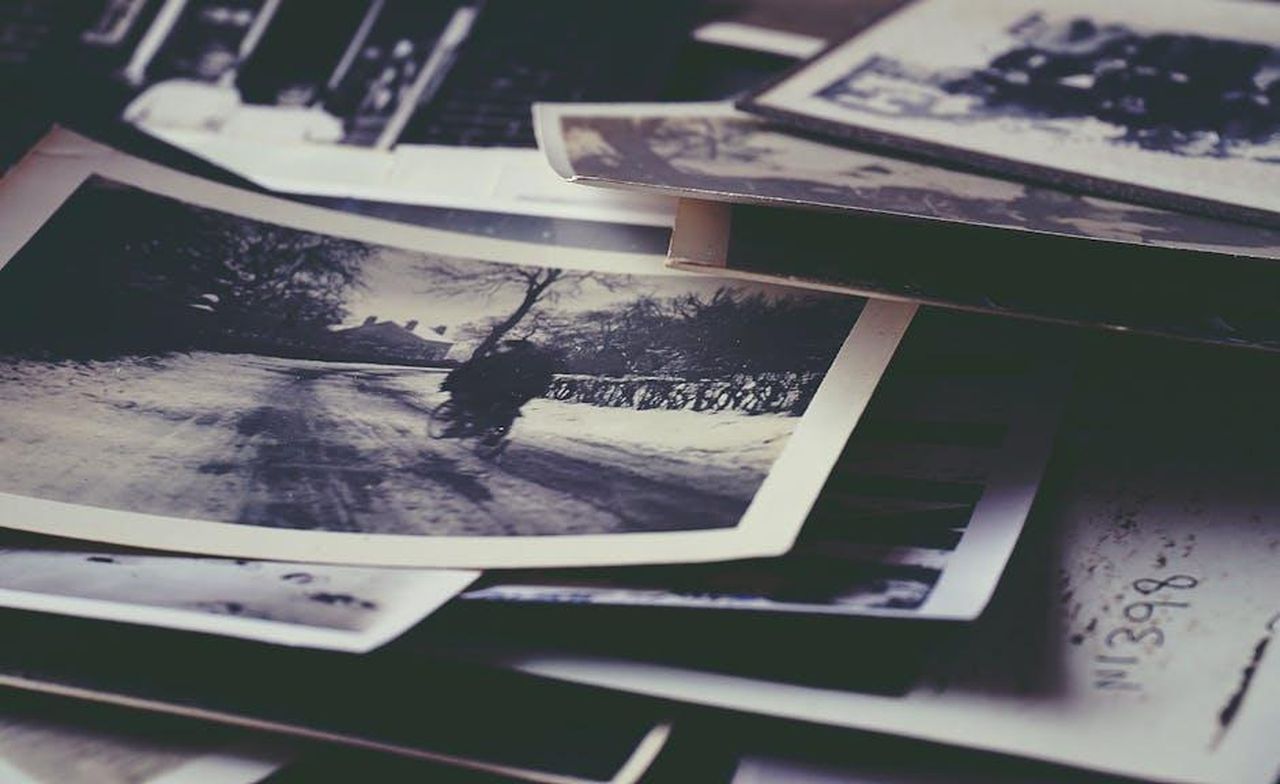 Divertimento_con_le_foto_di_famiglia_VZ2fsv9clp - Confidenze24 Source: Suzy Hazelwood - pexels - A nostalgic collection of vintage black and white photographs depicting memories and history.