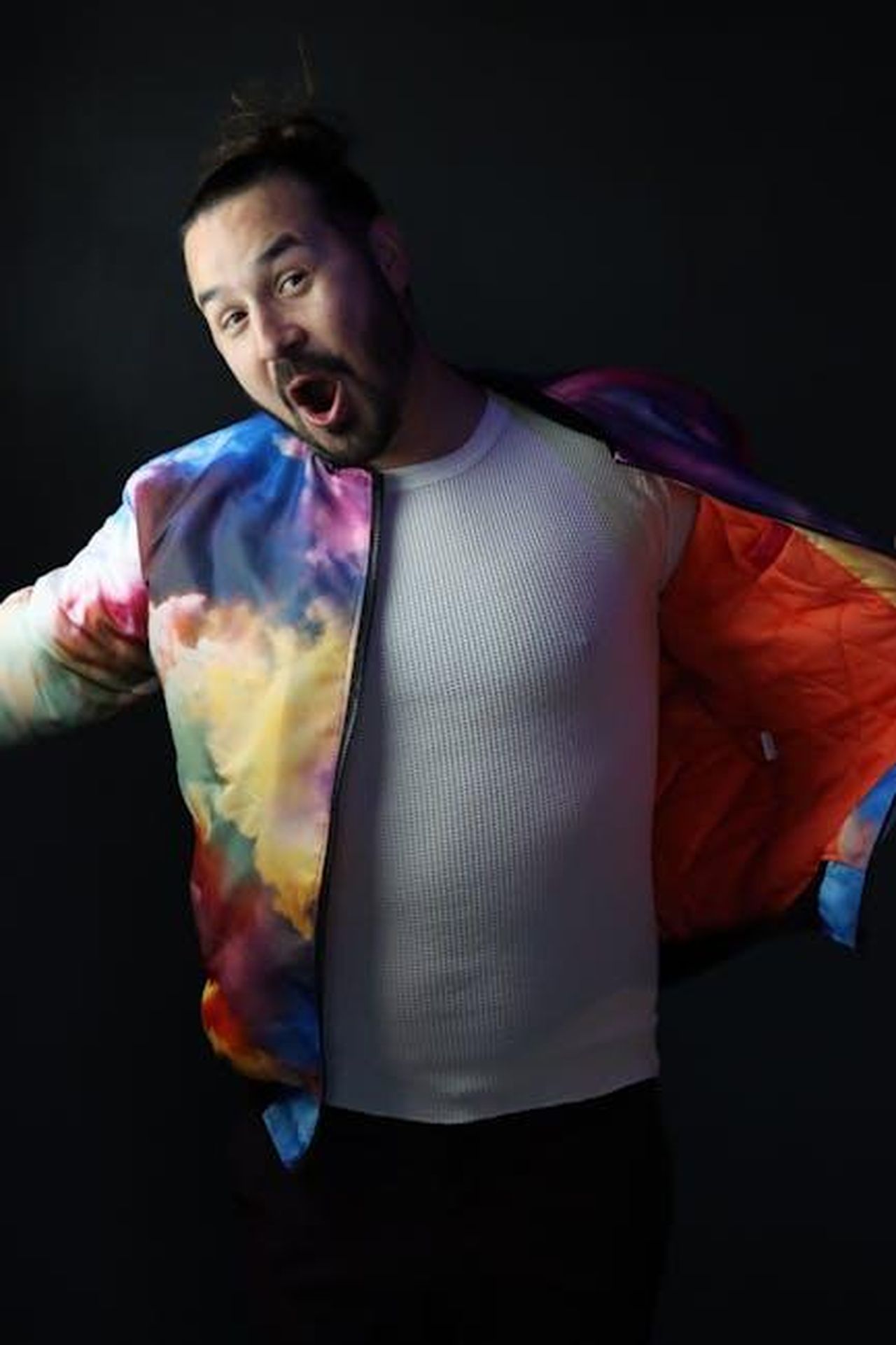 Doechii_unartista_in_ascesa_zMa7SxtnBw - Confidenze24 Source: Daniel & Hannah Snipes - pexels - Energetic portrait of a singer in a colorful jacket, capturing urban creativity in NYC.
