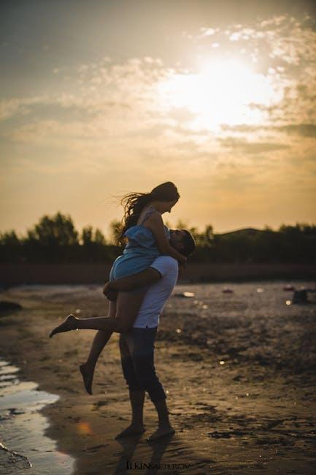 Dolly_e_Carl_erano_follemente_innamorati_Oouj7Bhi1G - Confidenze24 Source: Ilkin Safterov - pexels - A loving couple embraces during a romantic sunset on a beach in Baku, Azerbaijan.