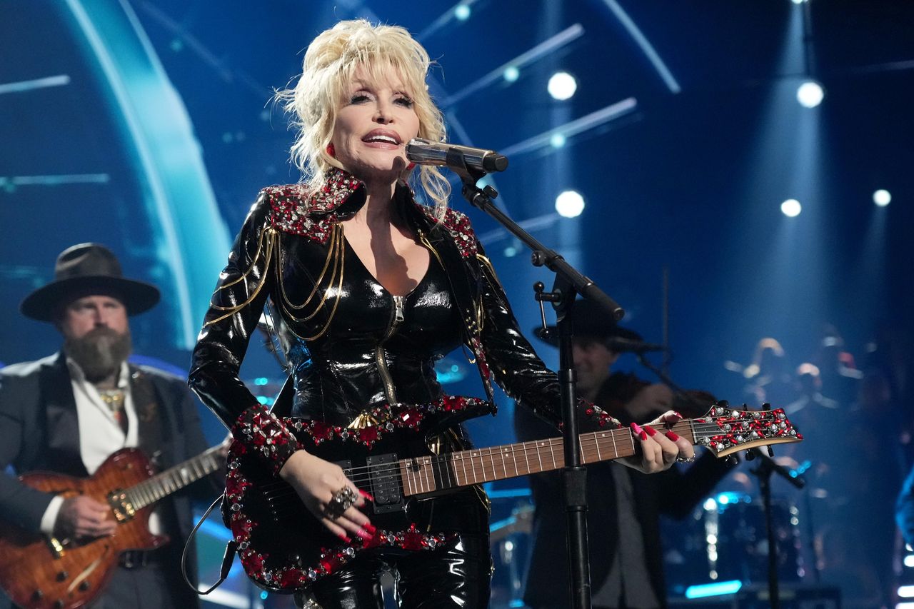 Dolly_onora_la_memoria_di_Carl_Dean_NCrD1sQSin - Confidenze24 Source: Kevin Mazur/Getty Images for The Rock and Roll Hall of Fame - Closer Weekly - Dolly Parton 'Non mi trasferirò dalla casa condivisa con il marito'