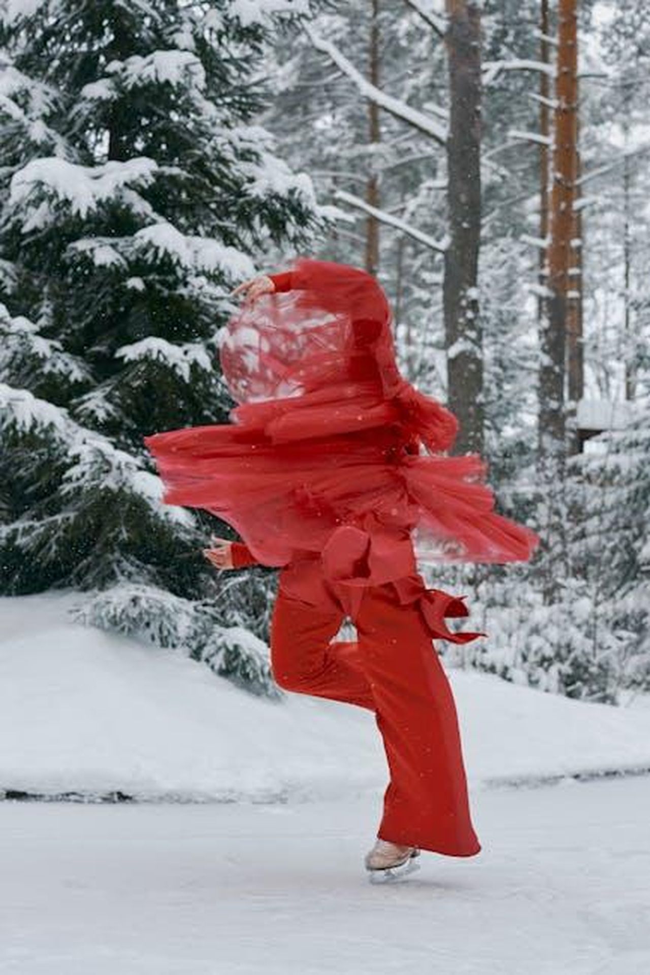 Dove__andato_storto_per_Dancing_On_Ice_VBbbW78zez - Confidenze24 Source: cottonbro studio - pexels - Dynamic image of a figure skater in red twirling on ice amidst a snowy forest. Captivating winter scene.