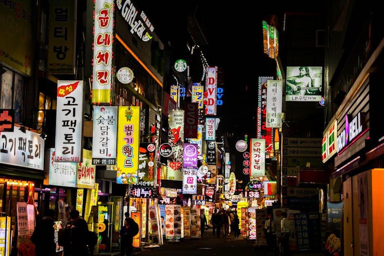 Dove__nata_Jae_Suh_Park_tQCBG2GTjw - Confidenze24 Source: Pixabay - pexels - Explore Seoul's vibrant nightlife on a bustling neon-lit street lined with shops and restaurants.