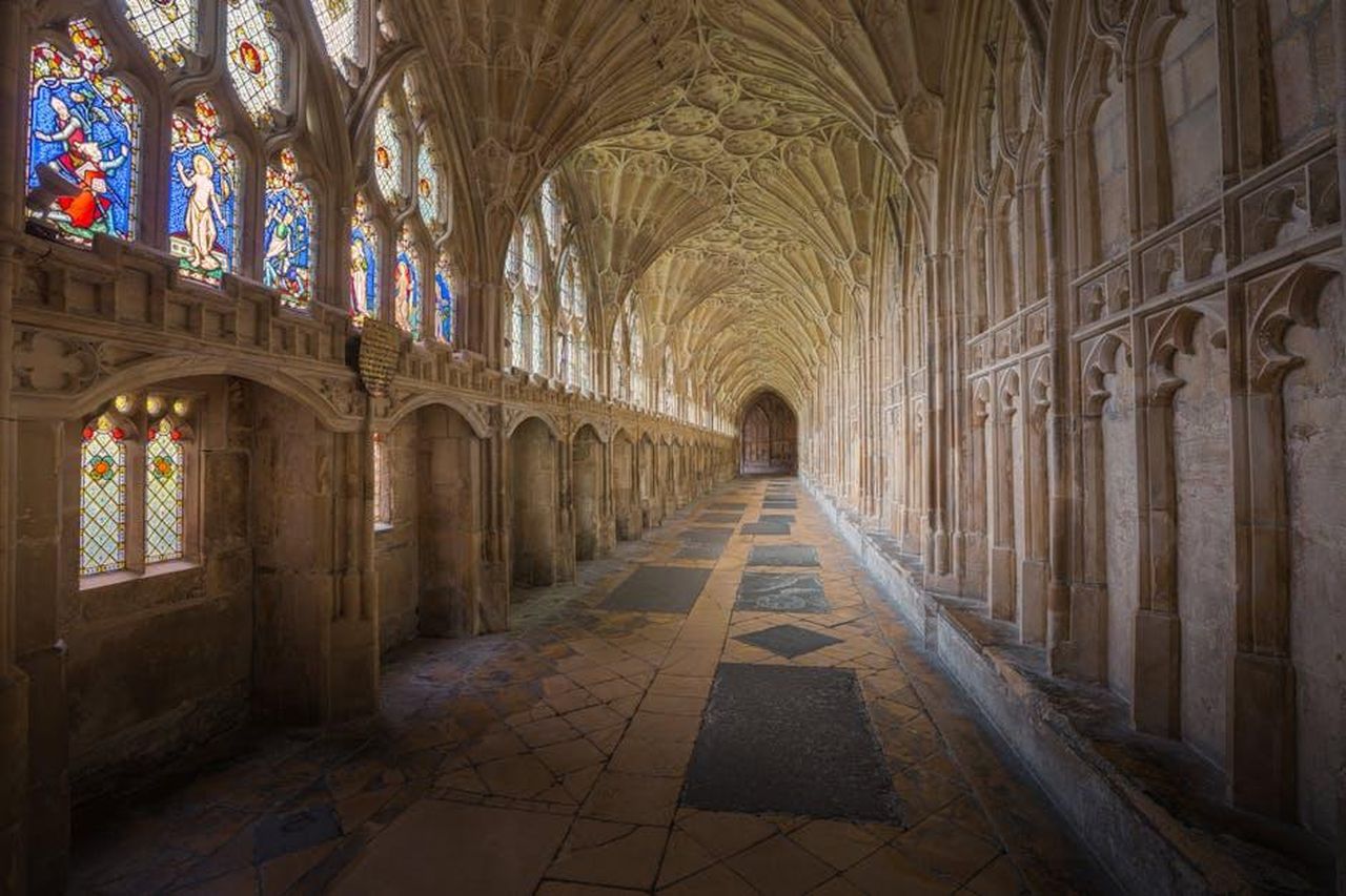 Dove_ha_studiato_KSI_Ri3quKv39v - Confidenze24 Source: Michael D Beckwith - pexels - Gloucester Cathedral Cloisters