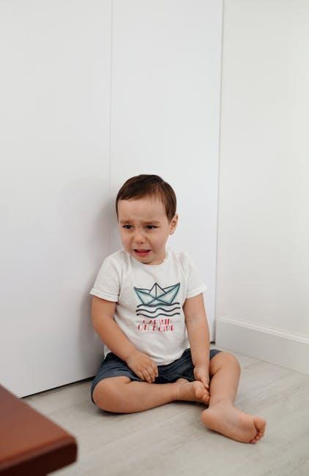 Drew_Barrymore_e_la_sua_esperienza_5Go8BZjpdr - Confidenze24 Source: Jep Gambardella - pexels - Young child sitting on the floor crying, expressing sadness indoors.